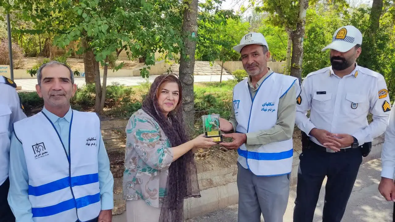 تجلیل متفاوت از رانندگان قانونمدار شیراز/ «نشان مهربانی» به سفیران نظم اهدا شد