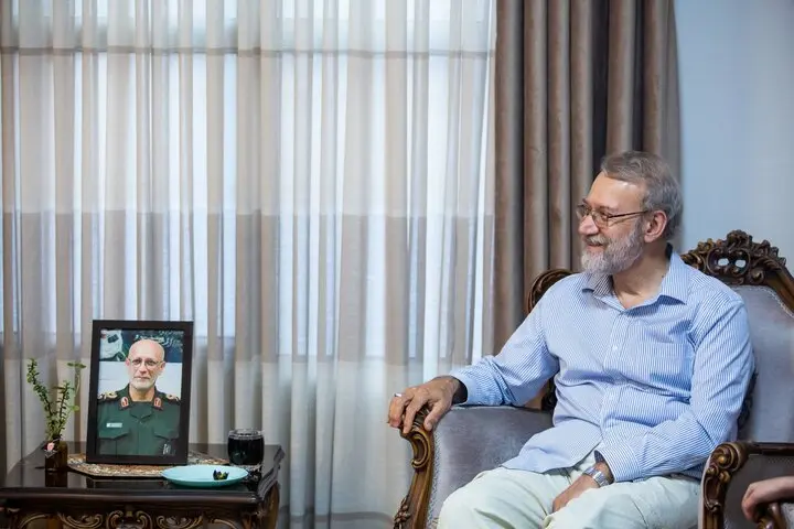 لاریجانی به دیدار خانواده‌های شهیدان محرابی و شادمانی رفت