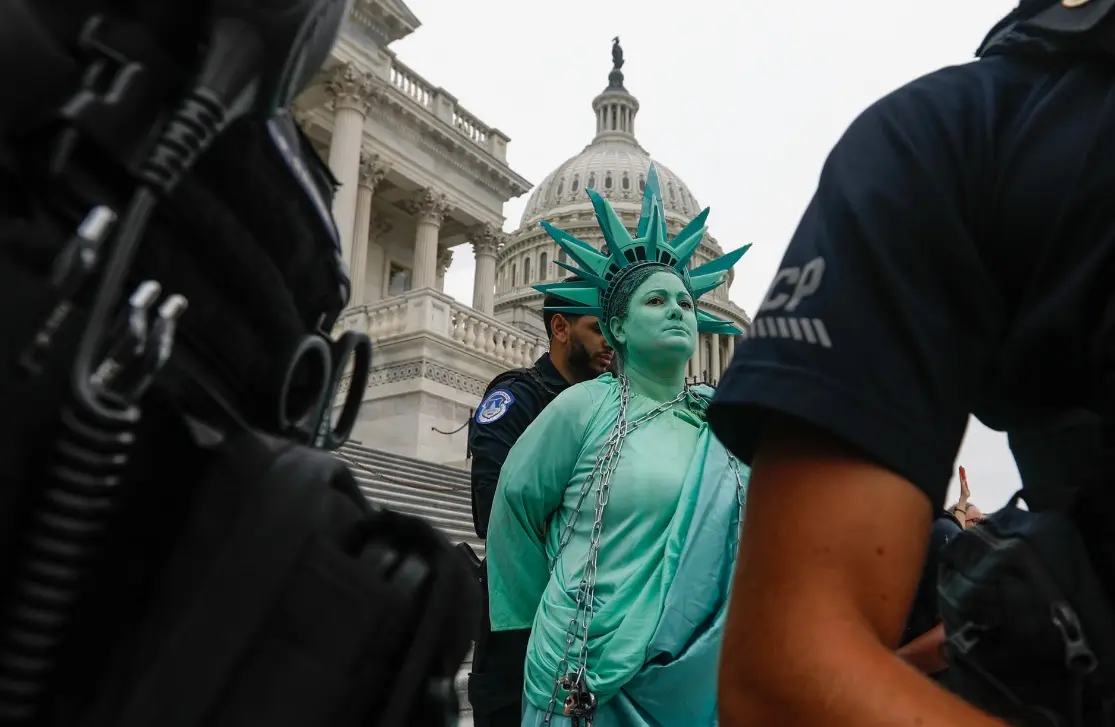 گزارشی تصویری‌تحلیلی از هنر اعتراض در آمریکا ۲۰۲۵/ نه به «ترامپ»؛ حمایت از غزه و فلسطین