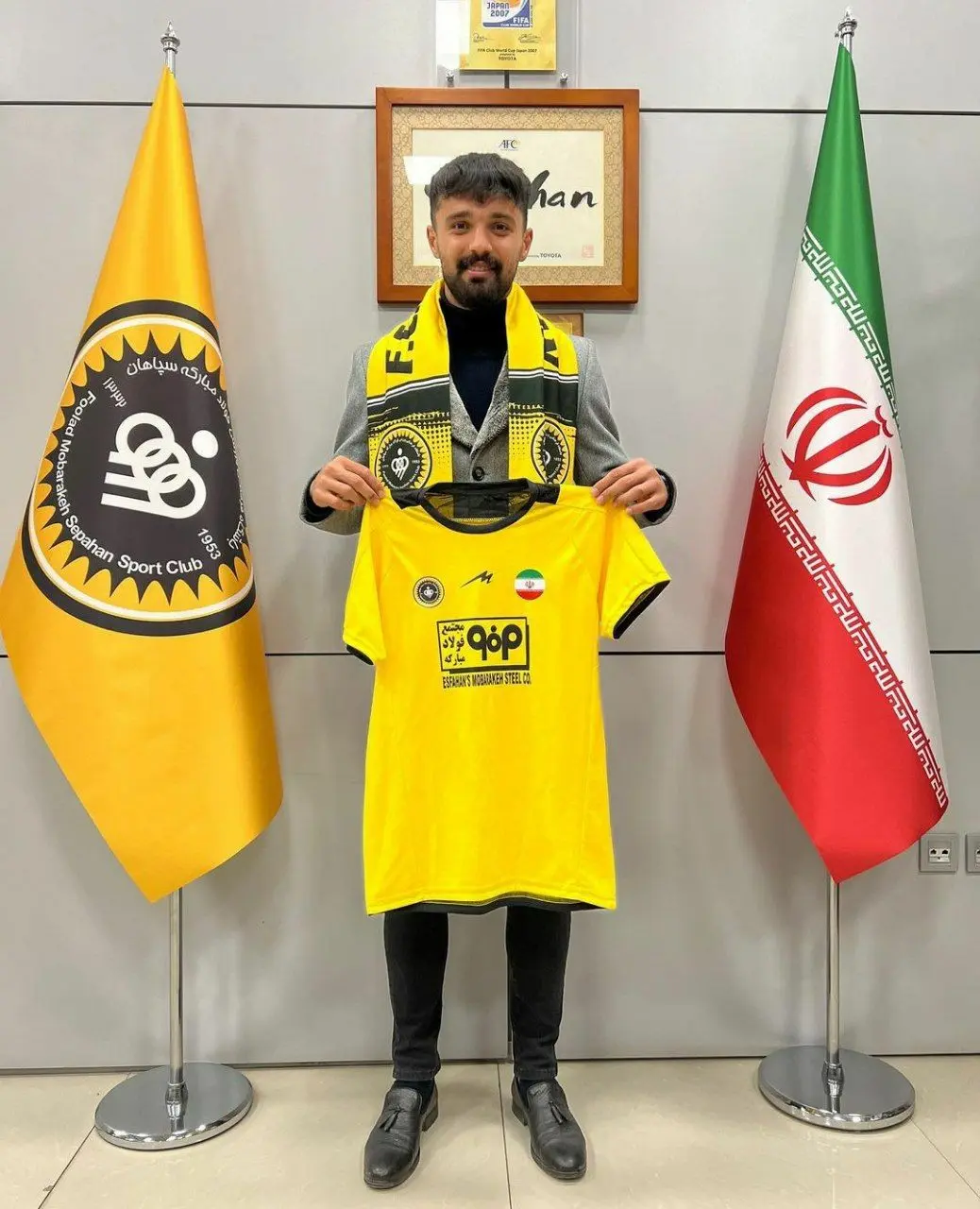 نورافکن با سپاهان تمدید کرد