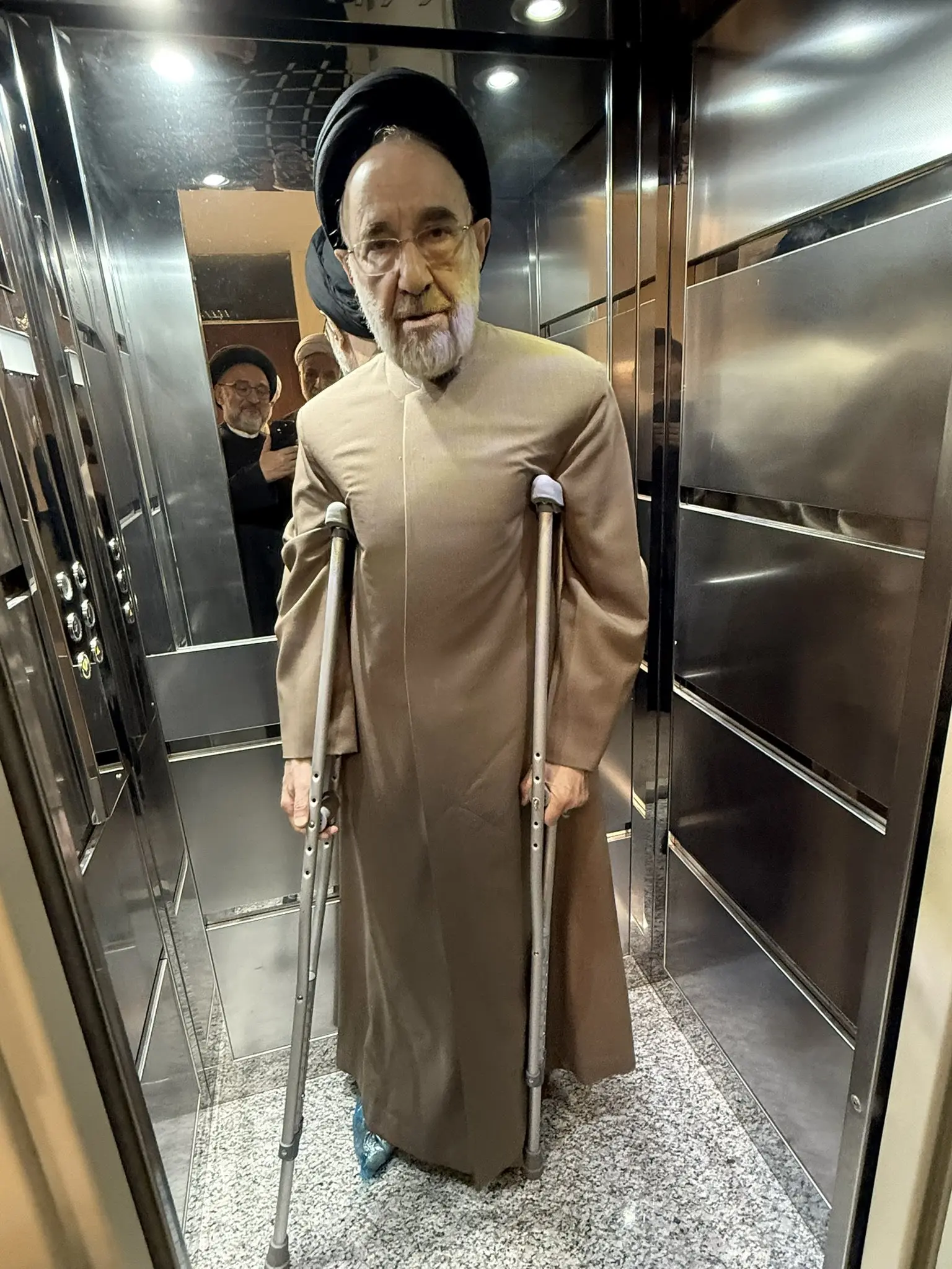 اولین تصاویر از سیدمحمد خاتمی با عصا +عکس