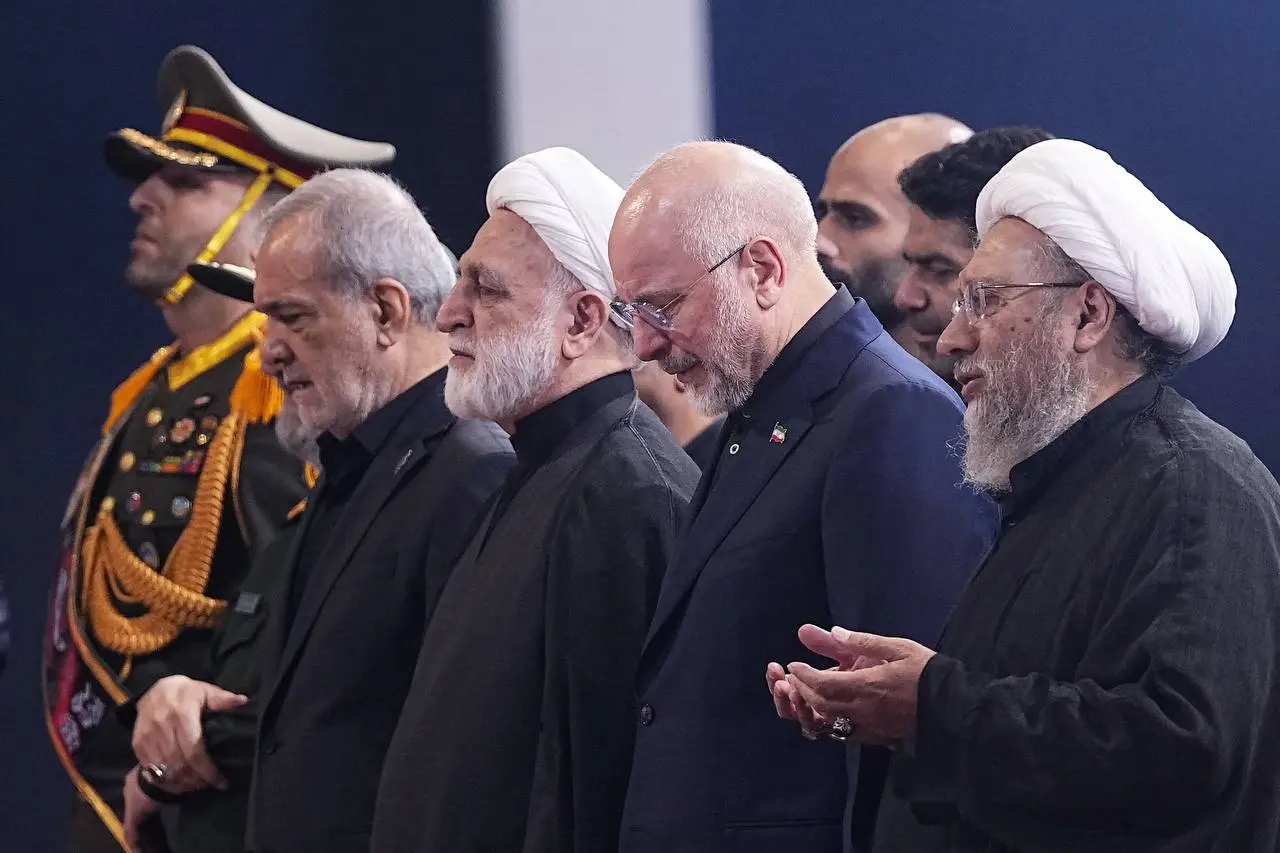 وداع سران قوا و جمعی از مسئولان با پیکر رهبر شهید انقلاب + تصاویر