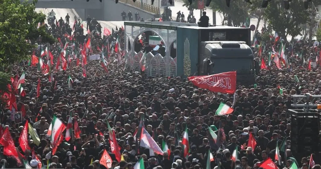 آغاز مراسم تشییع پیکر رهبر شهید انقلاب در تهران/  همه با پرچم‌های سرخ آمدند