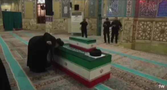 وداع و بوسه سیدهادی خامنه‌ای بر تابوت برادر شهیدش + عکس