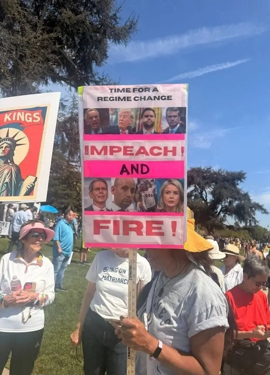 پلاکاردی در دست جوانان محلات لسآنجلس: وقت «رژیم چنج» فرارسیده! + عکس