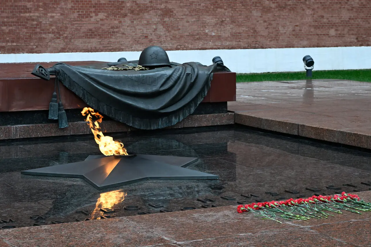 تصاویر ادای احترام هیات پارلمانی ایران به قربانیان جنگ در روسیه 