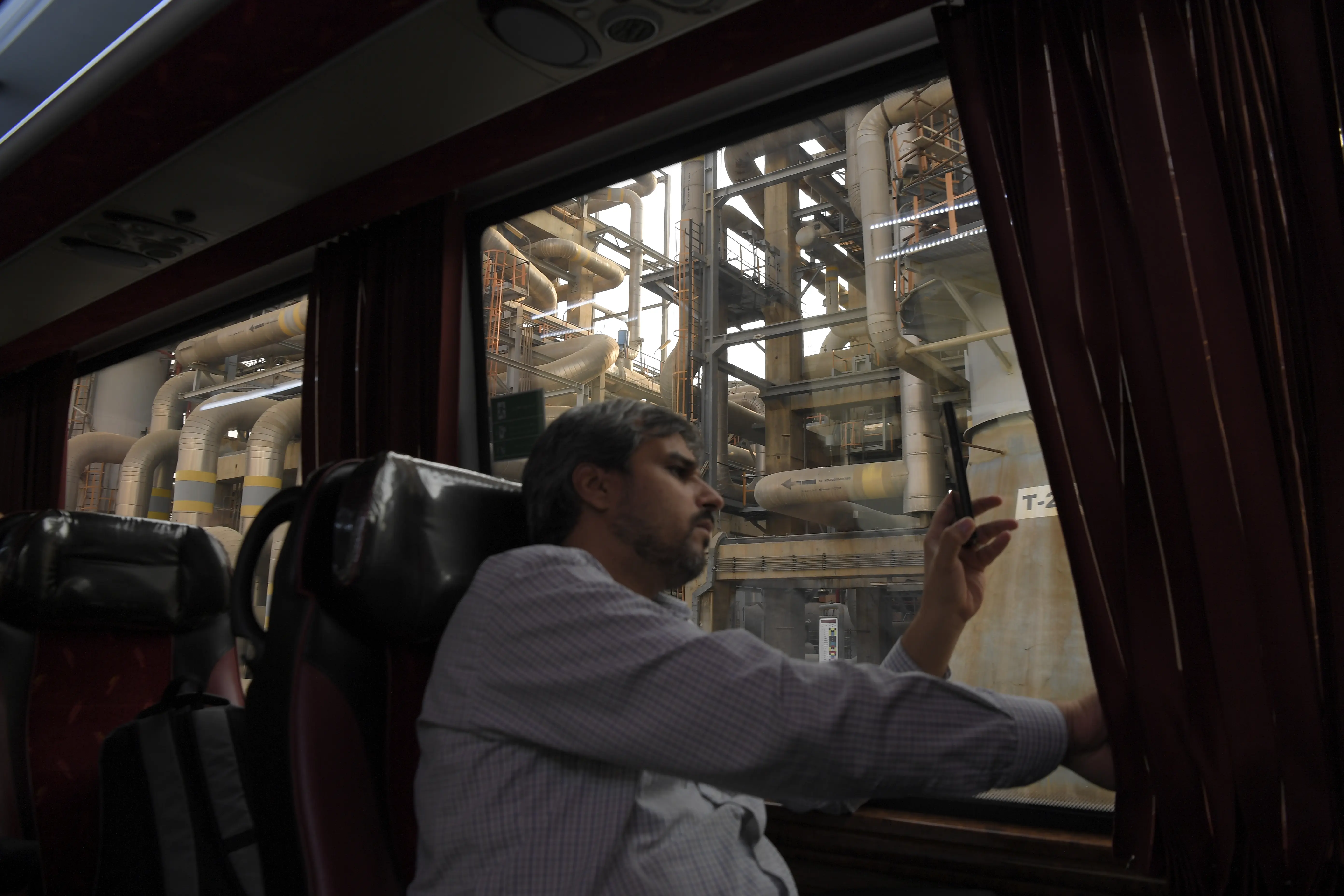 سایه سیاست بر شعله صنعت