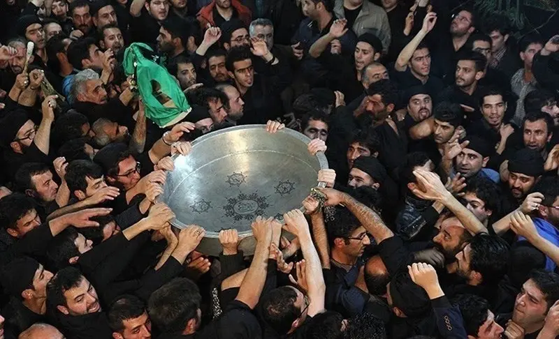 آیین‌های عزاداران کردستانی در ایام محرم/از طشت‌گذاری تا گرداندن گهواره‌ علی‌اصغر(ع) و گل مالی سر و صورت
