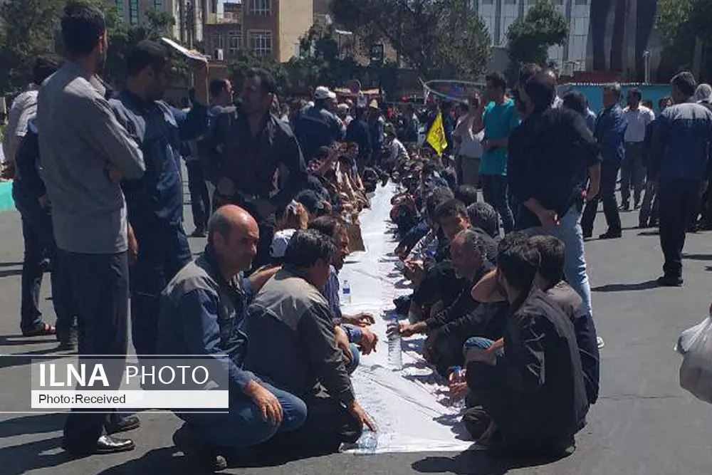 اعتراض کارگران آذراب در میدان شهدای اراک/ اداره کار: به زودی وضعیت مدیریت شرکت را مشخص می‌کنیم