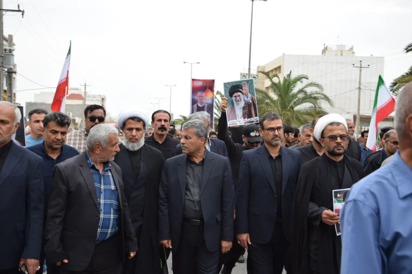 تشییع ٢١ شهید حادثه تروریستی ضدبشری آمریکا و اسرائیل در لامرد فارس/اعلام انزجار مردم لامرد از جنایت خونین آمریکا و اسرائیل