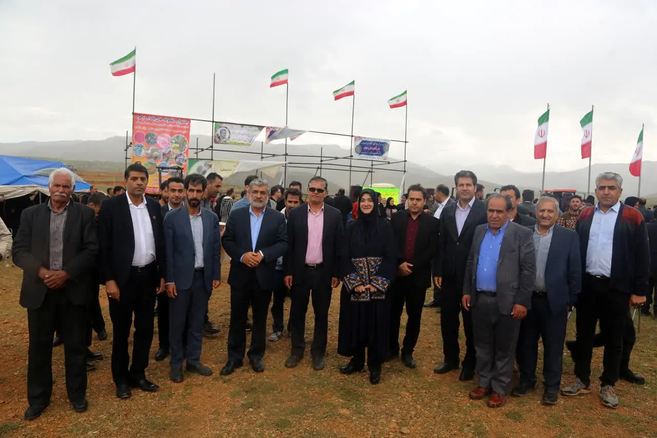 جشنواره شکوفه های بادام در شهر دژکرد برگزار شد