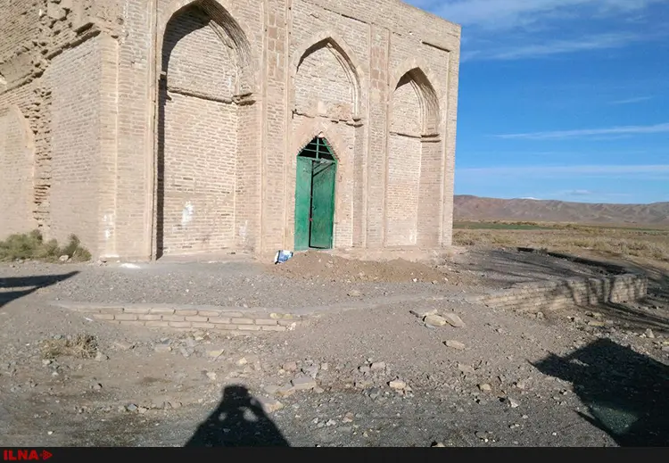 حفاران غیرمجاز پیِ بقعه نجم‌الدین کبری را تخریب کردند/۴۰ میلیون خسارت به بنا وارد شد+عکس