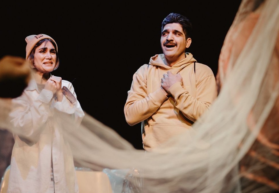 «صحنه» جای «ایستادگی» است/ نشانههای زندگی در جهان کثیف