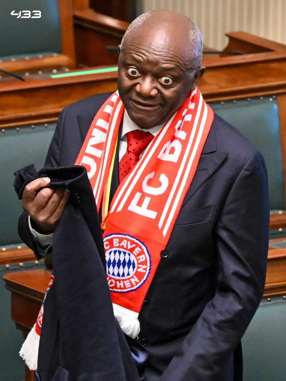 حمایت ویژه نماینده مجلس از پسرش با شال بایرن مونیخ!+ عکس