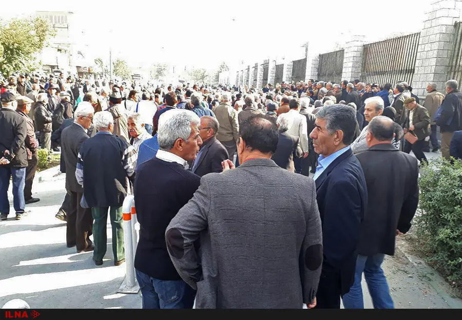 اعتراض بازنشستگان فولاد مقابل ساختمان مجلس از سر گرفته شد