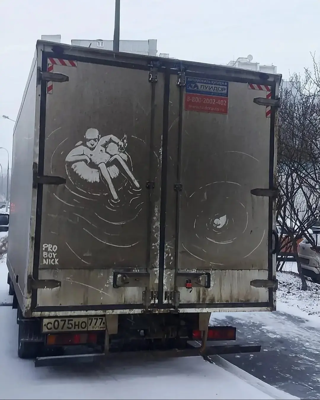 هنرمند روس از گرد و غبار، بوم می‌سازد + عکس