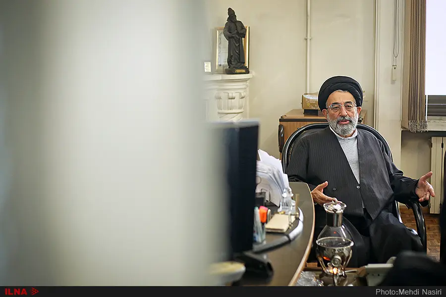 لکنت زبان جامعه برای بیان دیدگاههایش باید از بین برود/ مسئولان به جای پاسخگویی به توجیه بسنده میکنند/ میخواهیم در چارچوب نظام قدم برداریم