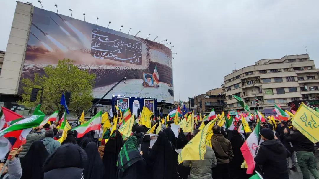 برگزاری مراسم روز جهانی قدس در چهاردهمین روز تحمیل جنگ به ایران/ تکبیر مردم همزمان با انفجارها در حوالی مسیر راهپیمایی+ فیلم و عکس