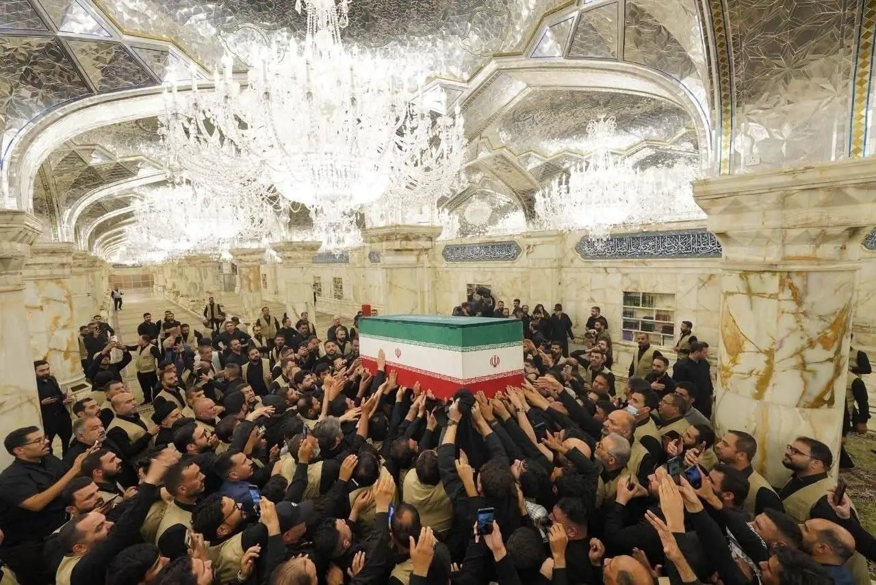 طواف پیکر مطهر رهبر شهید در صحن حرم امام علی (ع) و حرم امام حسین (ع)/ برگزاری مراسم اقامه نماز بر پیکرها