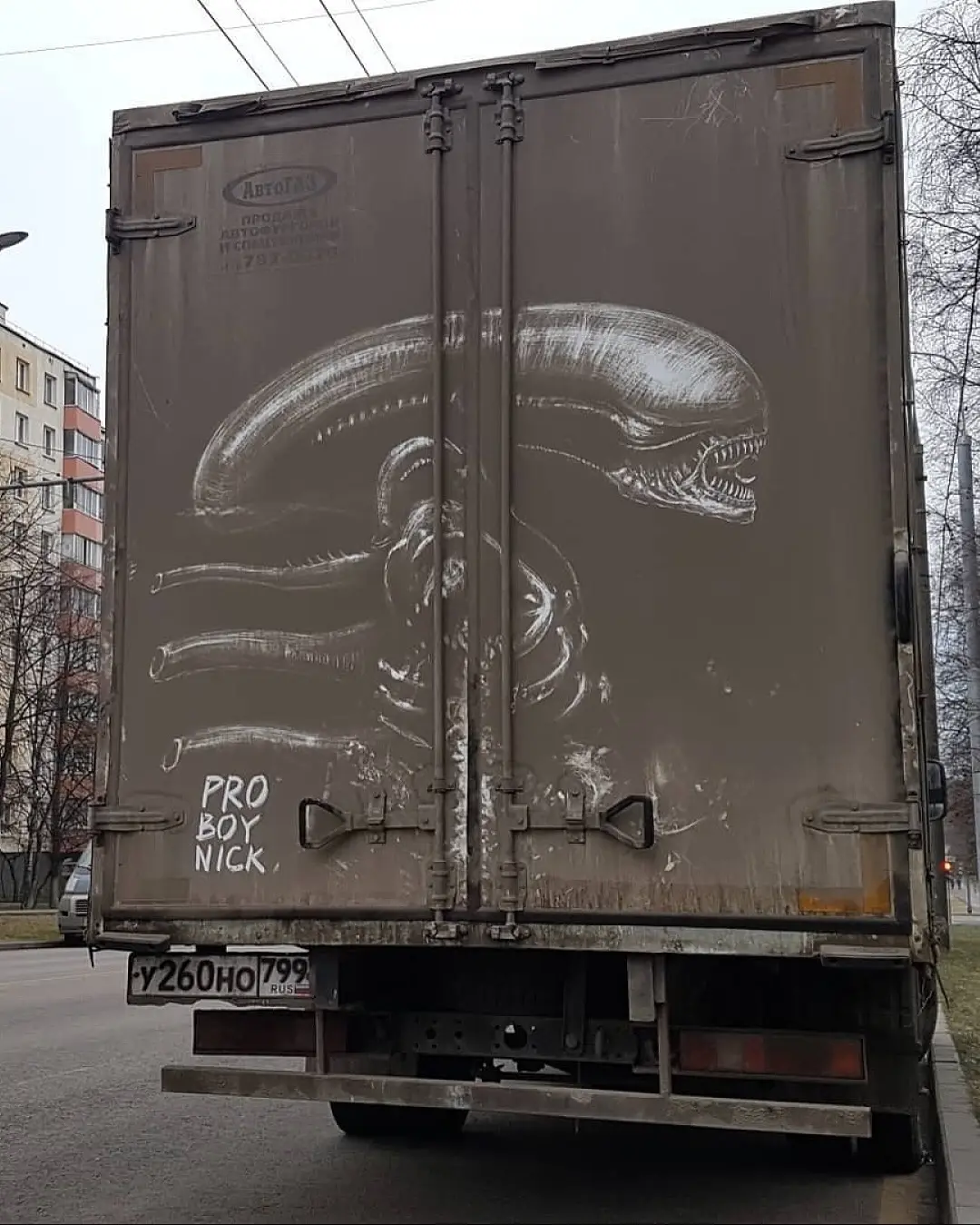 هنرمند روس از گرد و غبار، بوم می‌سازد + عکس