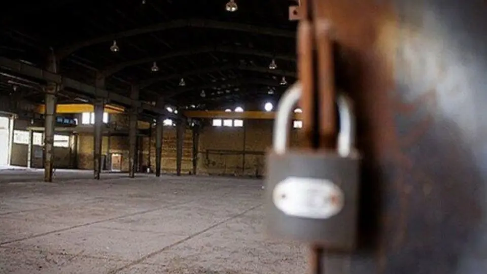 هشدار درباره موج تعطیلی واحدهای تولیدی / تولید زیر فشار بیثباتی و گرانی نفس میکشد/ دنیا منتظر تولیدکننده ایرانی نمیماند