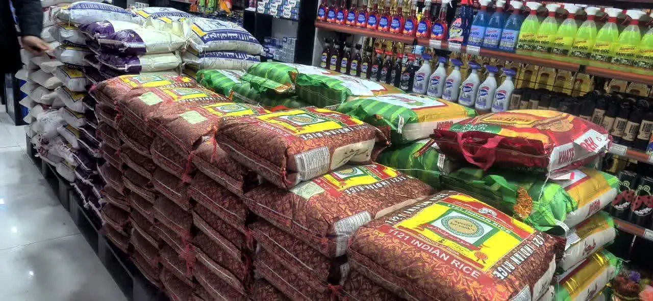 بازار آذربایجان غربی در روزهای جنگ/کمبودی در تامین کالاهای اساسی وحود ندارد/قفسه ها پر مردم در حال خرید