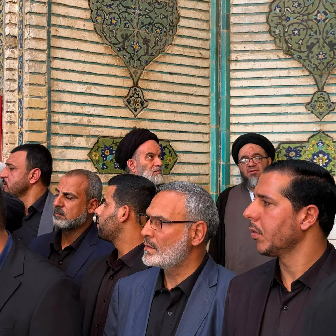 طواف پیکر مطهر رهبر شهید و خانواده ایشان در صحن حرم امام علی (ع) و حرمین کربلا/ برگزاری مراسم اقامه نماز بر پیکرها