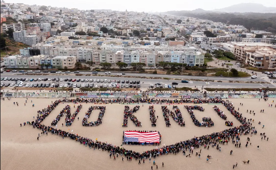گزارشی تصویری‌تحلیلی از هنر اعتراض در آمریکا ۲۰۲۵/ نه به «ترامپ»؛ حمایت از غزه و فلسطین