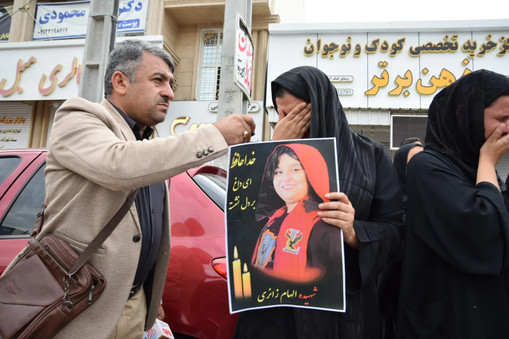 تشییع ٢١ شهید حادثه تروریستی ضدبشری آمریکا و اسرائیل در لامرد فارس/اعلام انزجار مردم لامرد از جنایت خونین آمریکا و اسرائیل