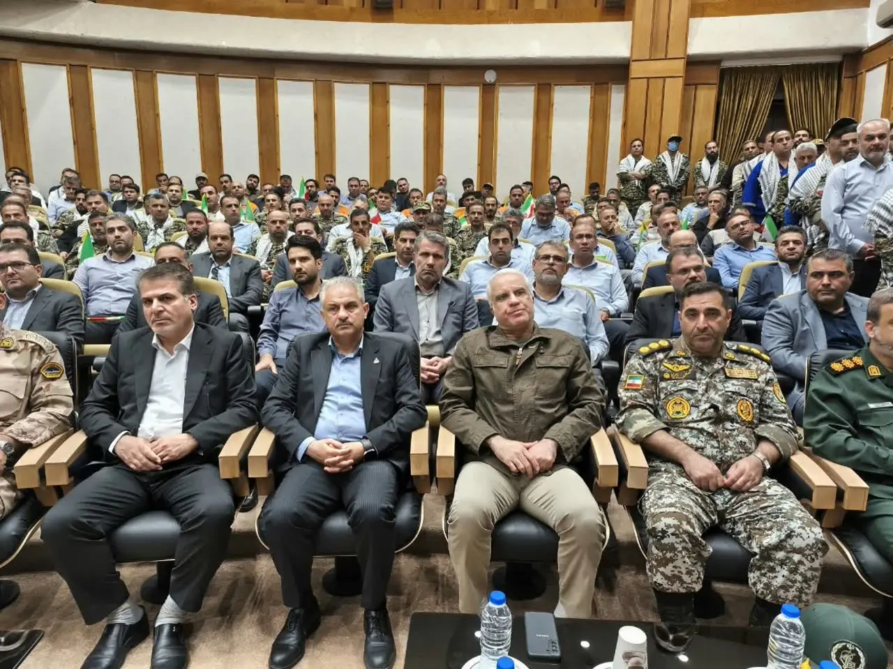 تجلیل مدیرعامل فجر انرژی خلیجفارس از خانواده شهدای فجر در مراسم «جانفدا»