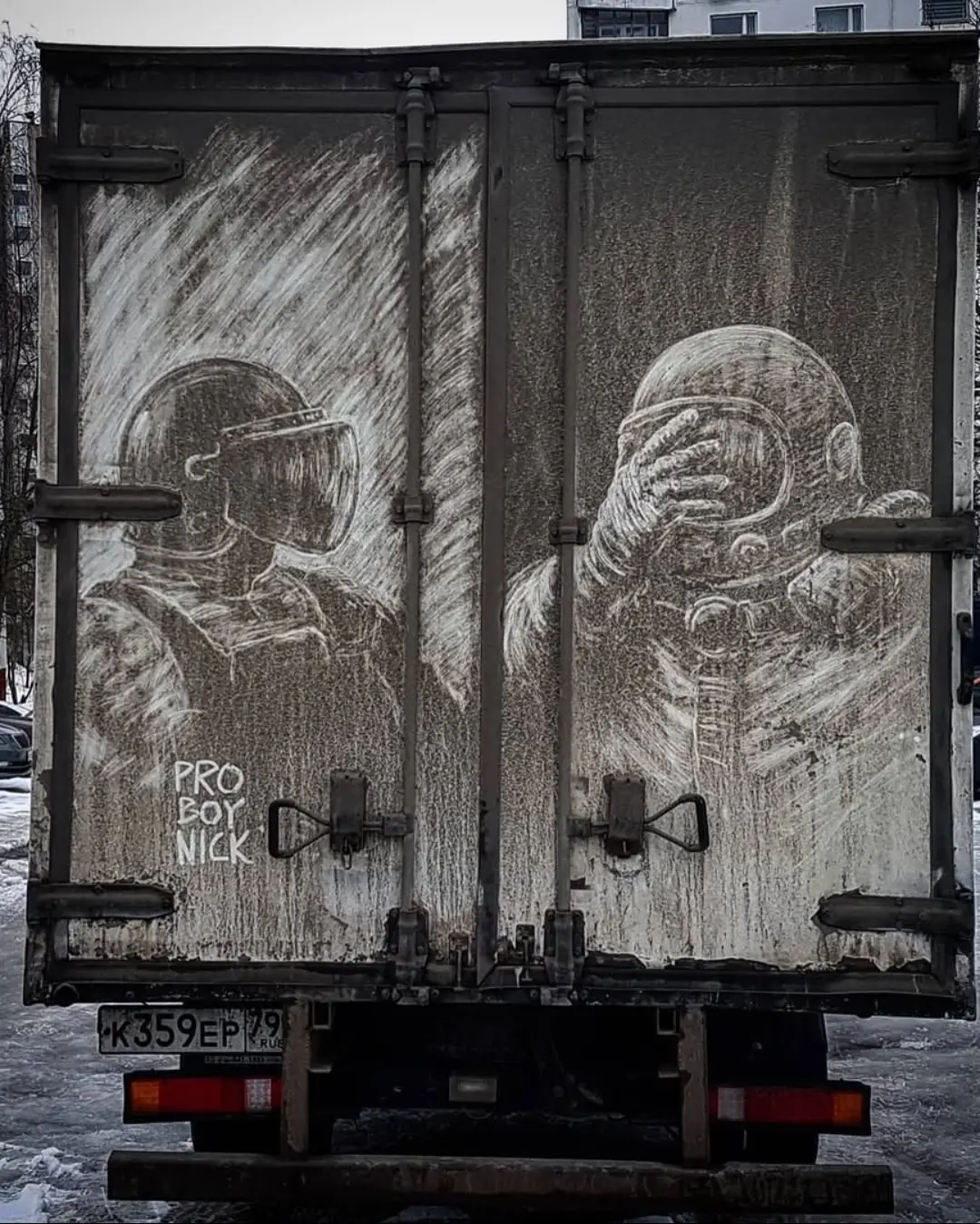 هنرمند روس از گرد و غبار، بوم می‌سازد + عکس