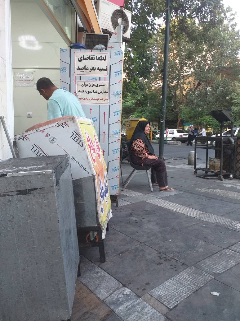 اینجا «همه» فقیرند/ ملت نان را هم نسیه می‌خرند/ تزریق هروئین در چندقدمی یک مجتمع تجاری غول‌پیکر!