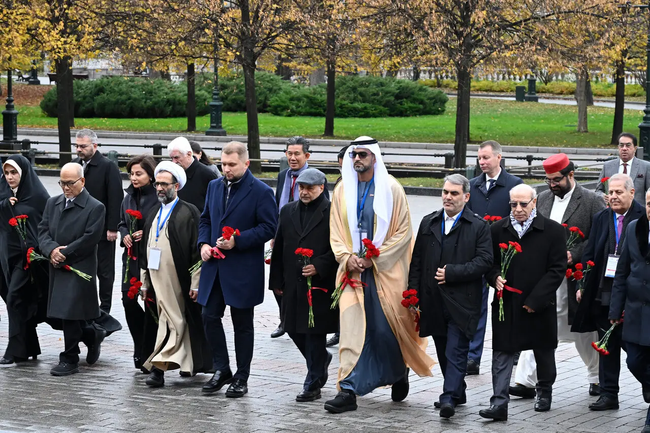 تصاویر ادای احترام هیات پارلمانی ایران به قربانیان جنگ در روسیه 