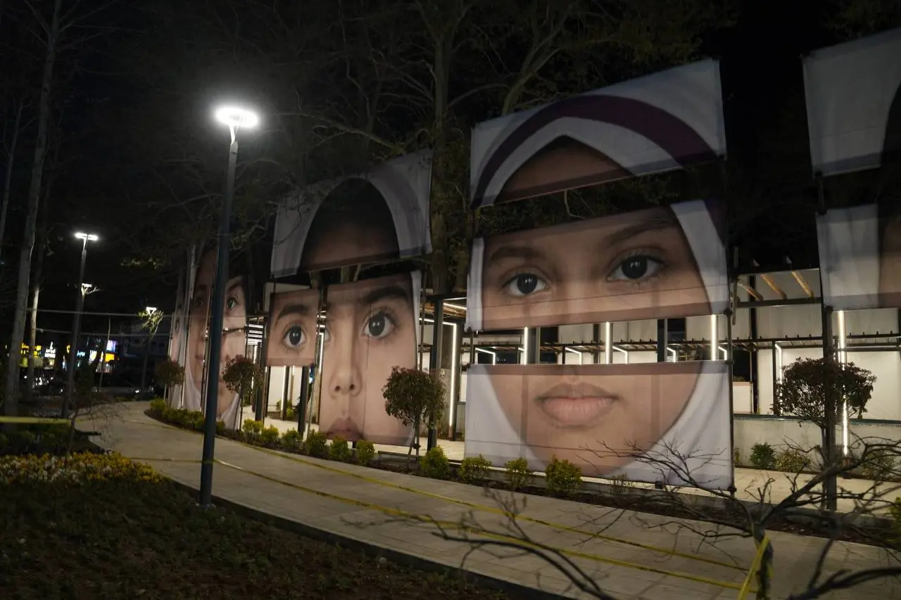 پروژه چیدمان «چشمان میناب» در میدان تجریش/به یاد شهدای دانش‌آموز 