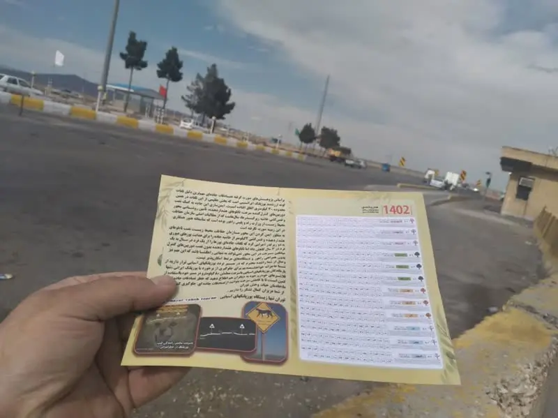 توزیع بروشورهای آموزشی بین رانندگان خودروهای عبوری در جاده مرگ یوزها+ عکس و فیلم 