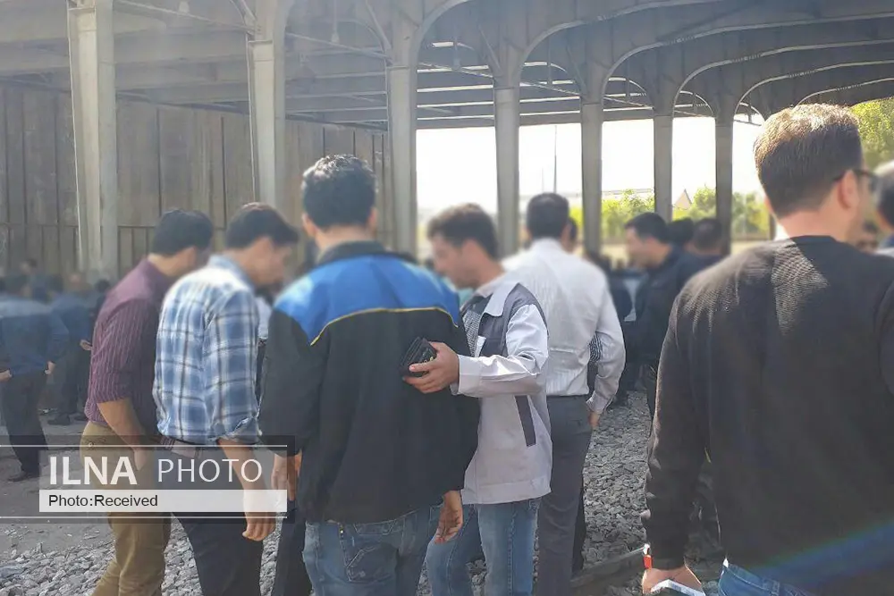 کارگران آذرآب در محل راهآهن شمال به جنوب اراک جمع شدند/ آذرآب را مثل هپکو دولتی کنید