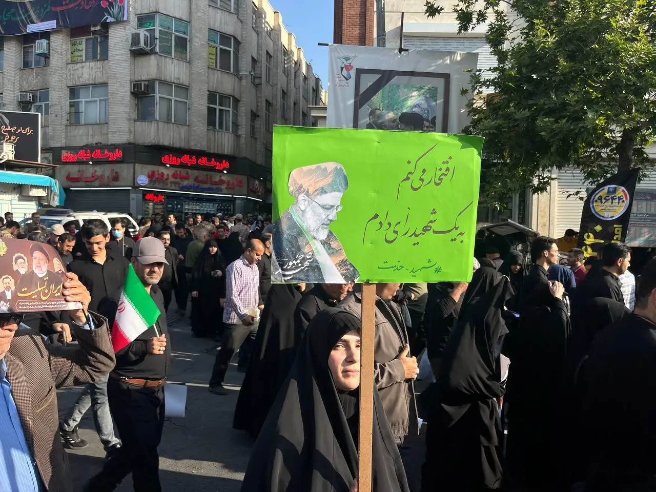 حضور پرشور مردم تهران برای بدرقه رئیس‌جمهور شهید و همراهانش + عکس و فیلم