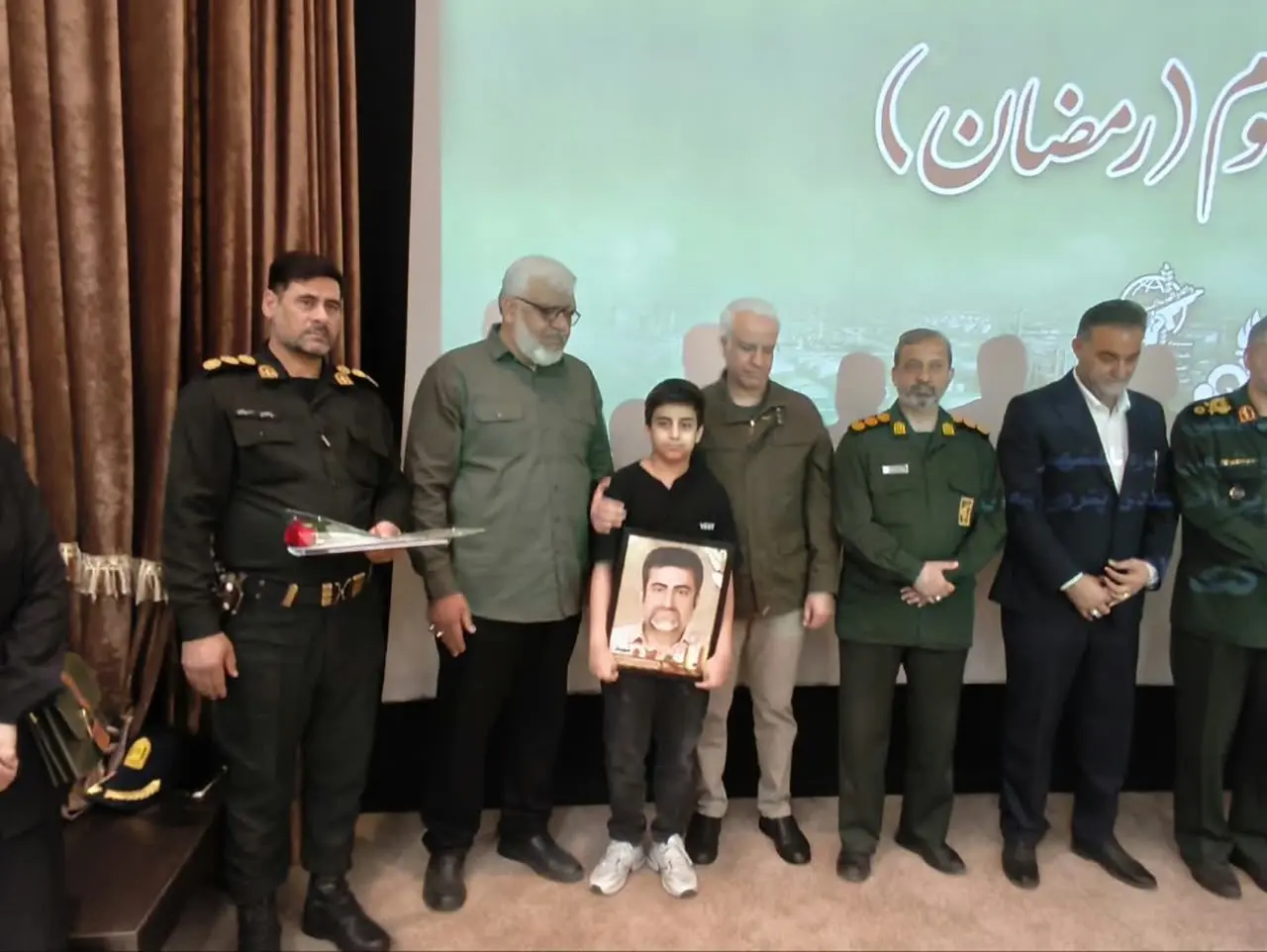 تجلیل مدیرعامل فجر انرژی خلیجفارس از خانواده شهدای فجر در مراسم «جانفدا»