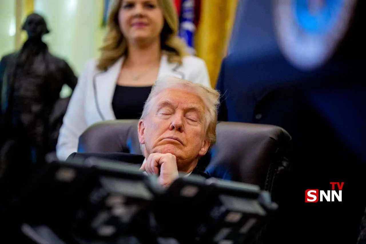 ترامپ در دفتر بیضی کاخ سفید به خواب رفت! + عکس