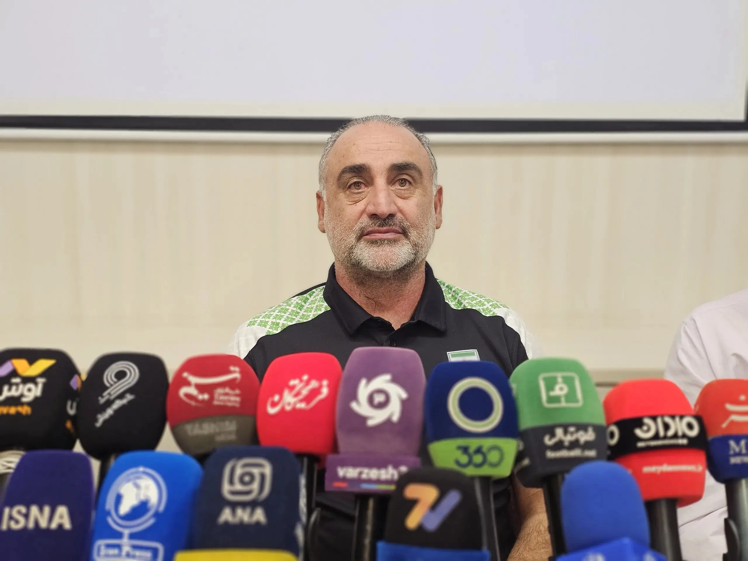 حمله تند سرمربی تیم امید به سازمان لیگ: خودزنی میکنیم