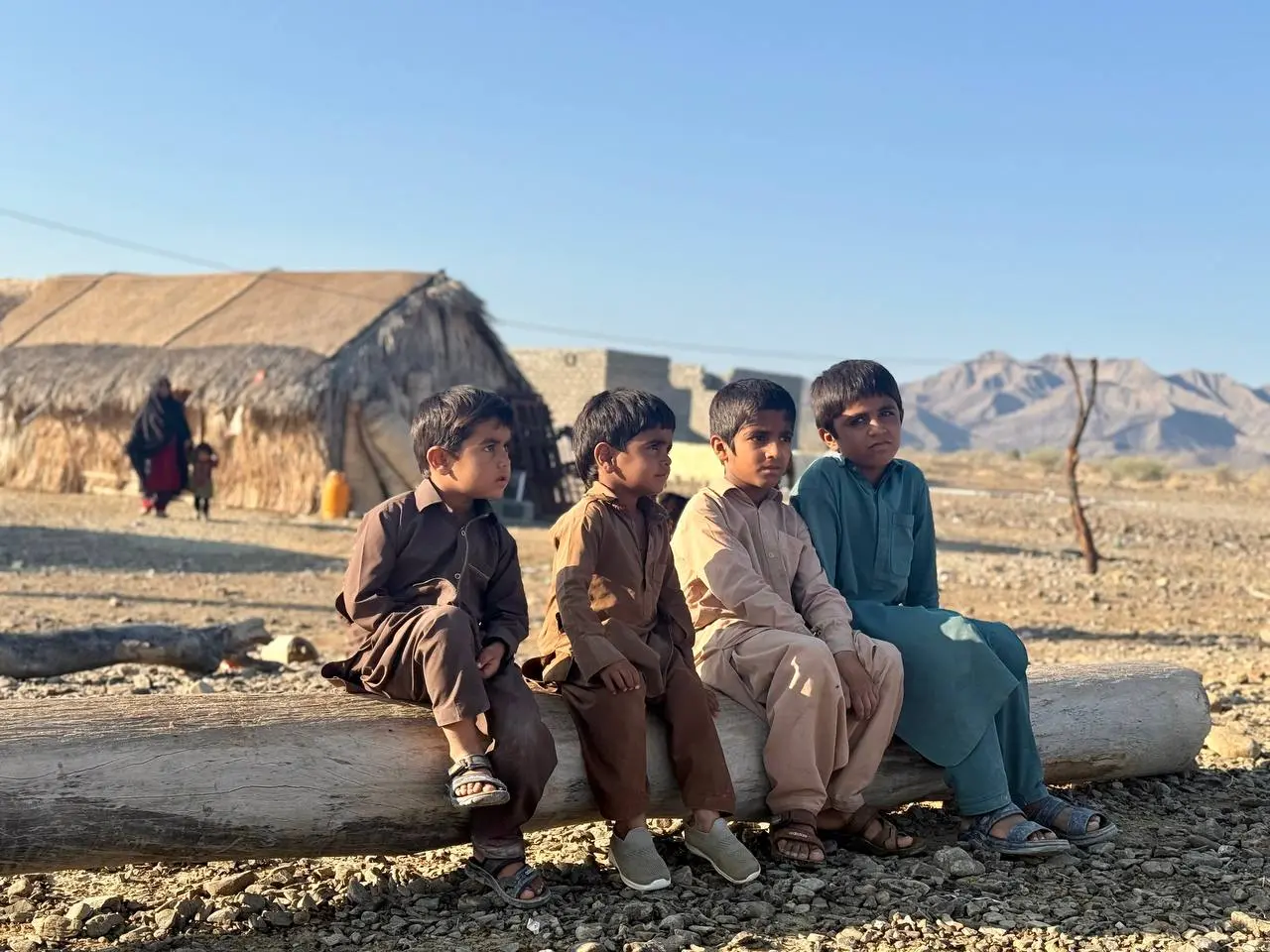 از تقاضای یک جفت کفش تا مطالبه هویت؛ روایت رنج زنان و کودکان در روستای کپرنشین گورشون 