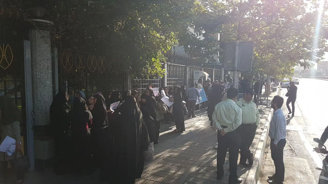 تجمع کارکنان سهام عدالت مقابل ساختمان وزارت کار