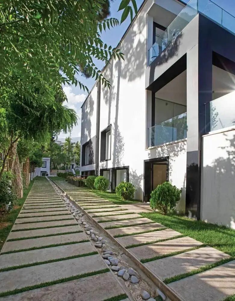 تصاویر ساختمان اداری لوکس در قلب باغ ۵ هزار متری تهران