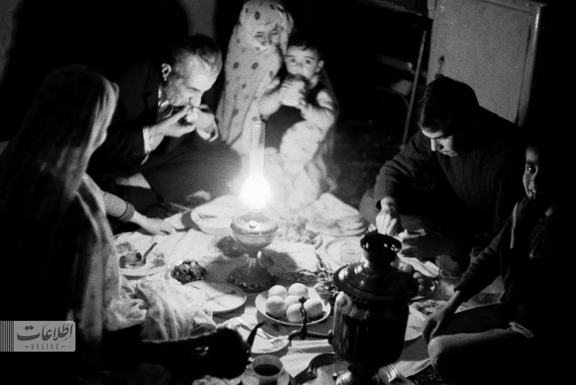 عکس‌های متفاوت سحری‌خوردن یک خانواده ۶۶سال قبل