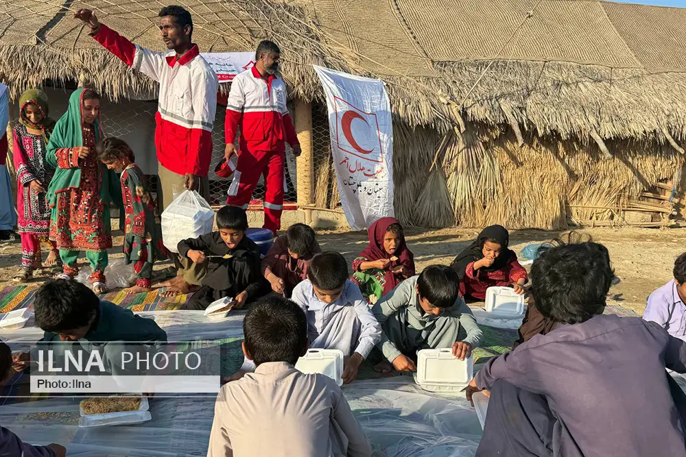  توزیع بسته‌های معیشتی و بهره‌برداری از پروژه آبرسانی روستای گورشون در استان سیستان و بلوچستان توسط هلال احمر
