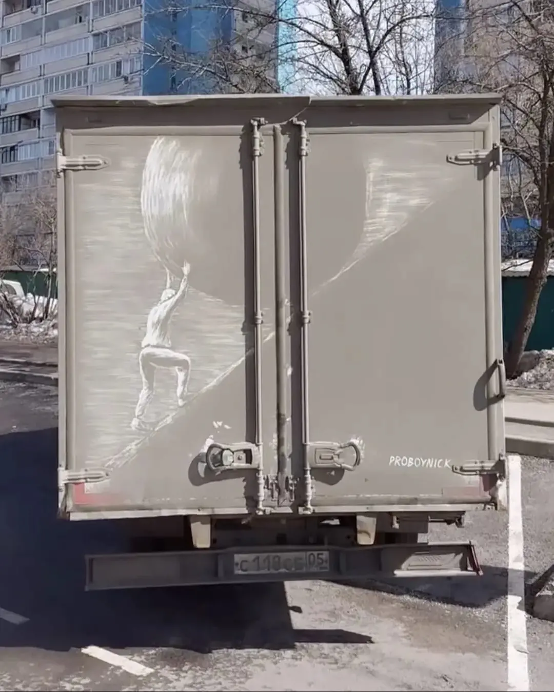 هنرمند روس از گرد و غبار، بوم می‌سازد + عکس