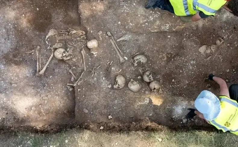 گودال ترسناک پر از اسکلت در یک مزرعه