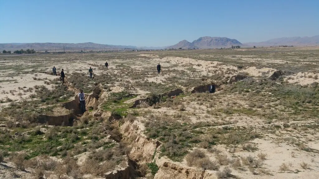 تخت جمشید سالانه ۳۰ سانتیمتر فرو می رود/ میراث جهانی در محاصره ۵هزار چاه غیرمجاز