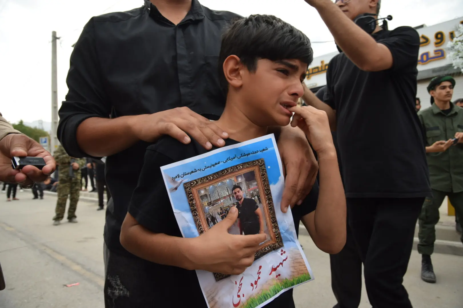 تشییع ٢١ شهید حادثه تروریستی ضدبشری آمریکا و اسرائیل در لامرد فارس/اعلام انزجار مردم لامرد از جنایت خونین آمریکا و اسرائیل