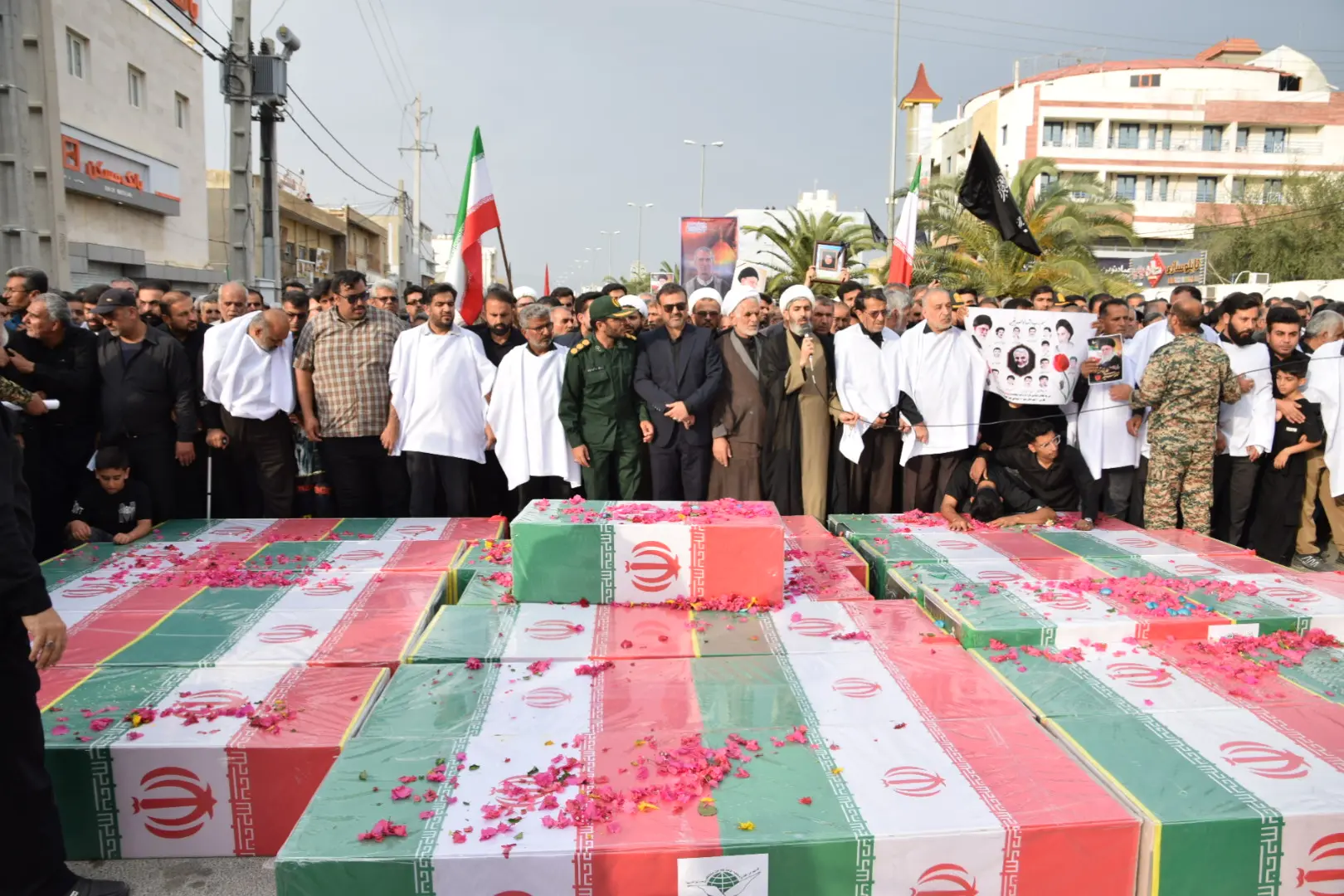 تشییع ٢١ شهید حادثه تروریستی ضدبشری آمریکا و اسرائیل در لامرد فارس/اعلام انزجار مردم لامرد از جنایت خونین آمریکا و اسرائیل